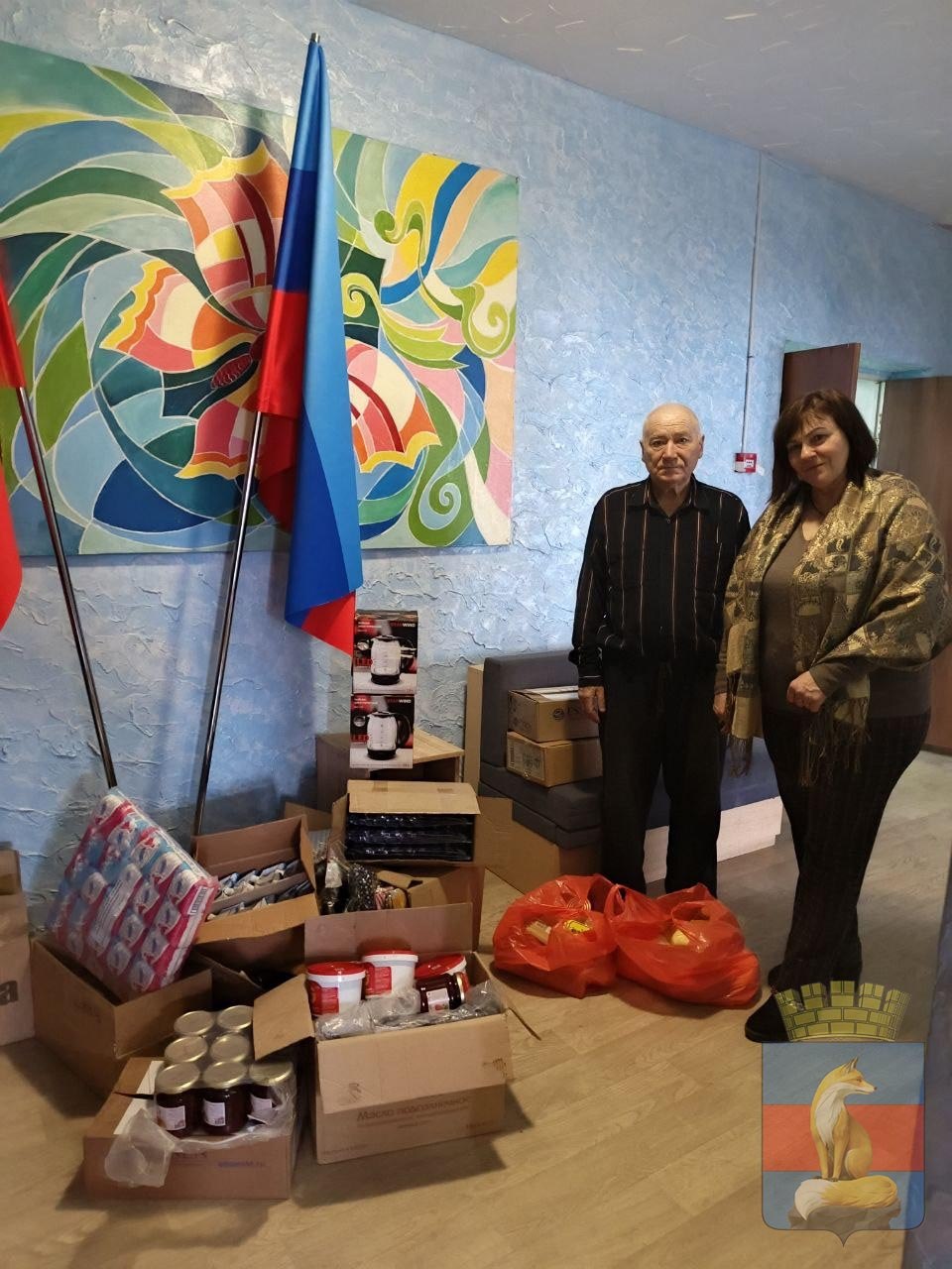 Волонтеры гуманитарного центра Лисичанска привезли эвакуированным жителям Северска продуктовые наборы, одежду и питьевую воду