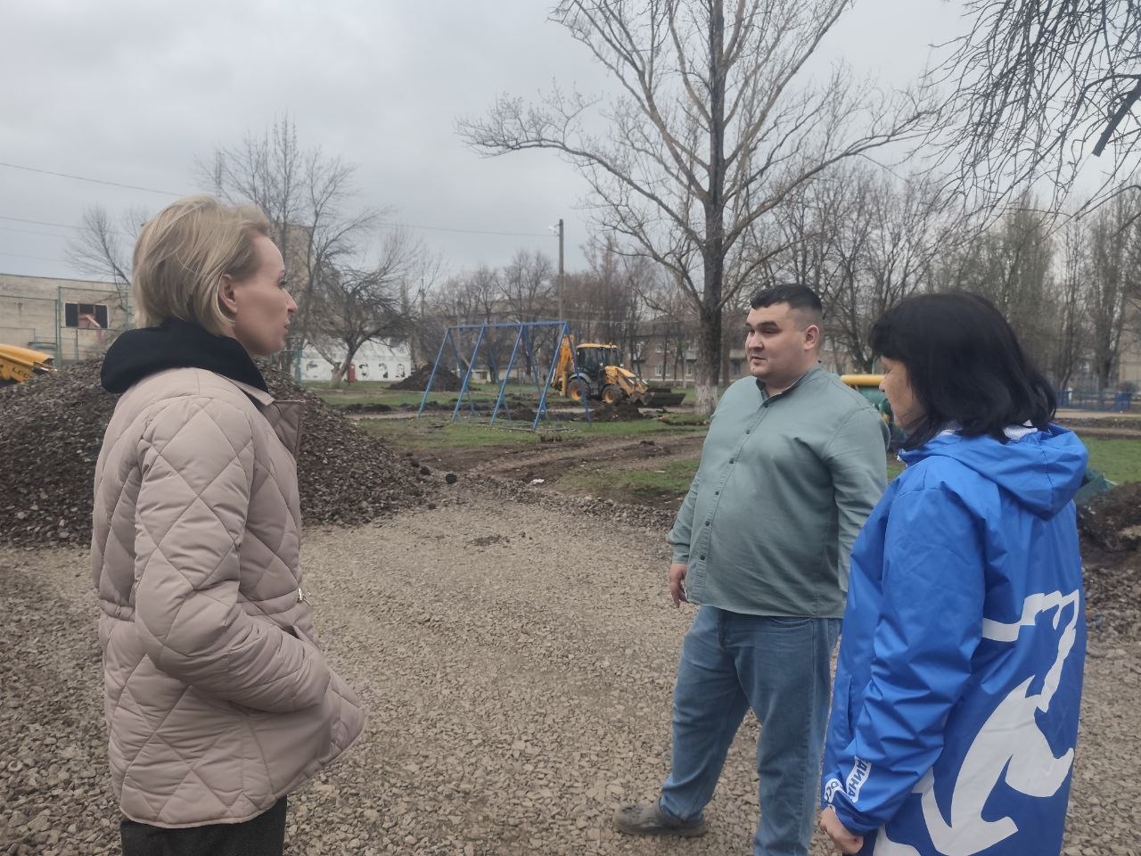 Депутат Партии "Единая Россия" Богдан Шишкин совместно с начальник отдела по жизнеобеспечению города Суходольска Еленой Майстренко обсудили ход работ на социально значимом объекте, который находиться на реконструкции