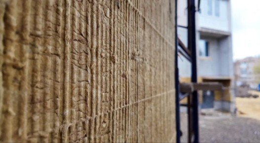 Сегодня здание Краснодонского ЗАГСА утепляют минеральной ватой