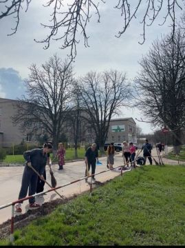 Чистота — залог здоровья!. Сегодня, 3 апреля 2026 года, сотрудники ГБУЗ «Славяносербская ЦРБ» дружно вышли на традиционный весенний субботник