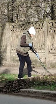 Сотрудники Алчевской спортивной школы №2 имени А.Е. Морозова приняли участие в общегородском субботнике в рамках эстафеты «Весна — пора наводить порядки»