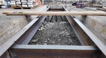 Специалисты компании «СТИЛЛ» приступили к демонтажу аварийных плит на второй секции кровли на Лютикова, 32. Параллельно на объекте идёт монтаж новых