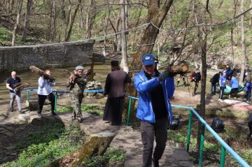 Альберт Зинченко: Первый заместитель Главы Станично-Луганского МО Владимир Макеев совместно с председателем Совета Станично-Луганского МО Татьяной Пономаревой и депутатами партии "Единая Россия" приняли участие в субботнике...