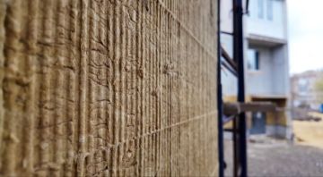 Сегодня здание Краснодонского ЗАГСА утепляют минеральной ватой