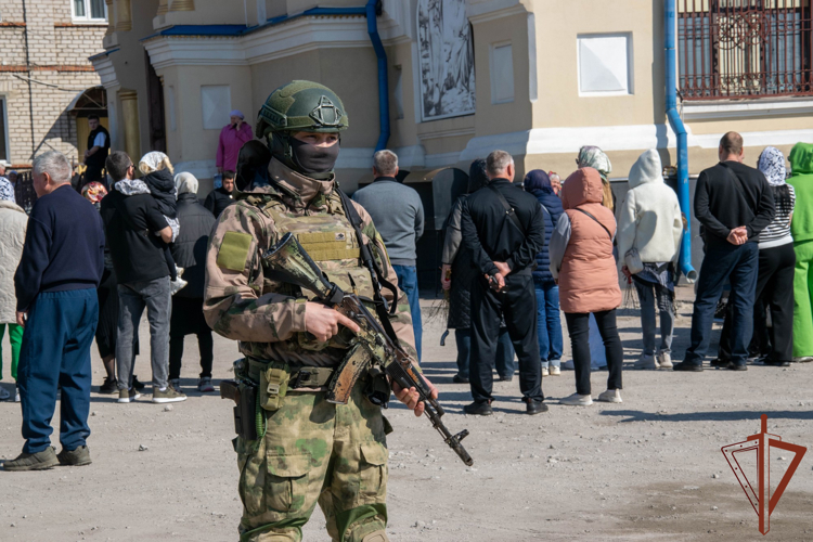 В ЛНР росгвардейцы обеспечили безопасность верующих в Вербное воскресенье