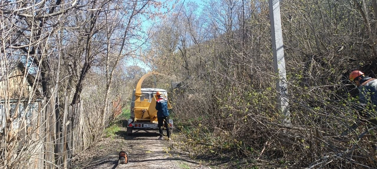 В селе Нижняя Герасимовка по улице Шевченко работники Краснодонского РЭС «Луганскэнерго» филиала АО «Юго-западная электросетевая компания» произвели обрезку веток деревьев, растущих в охранной зоне ЛЭП, что значительно...