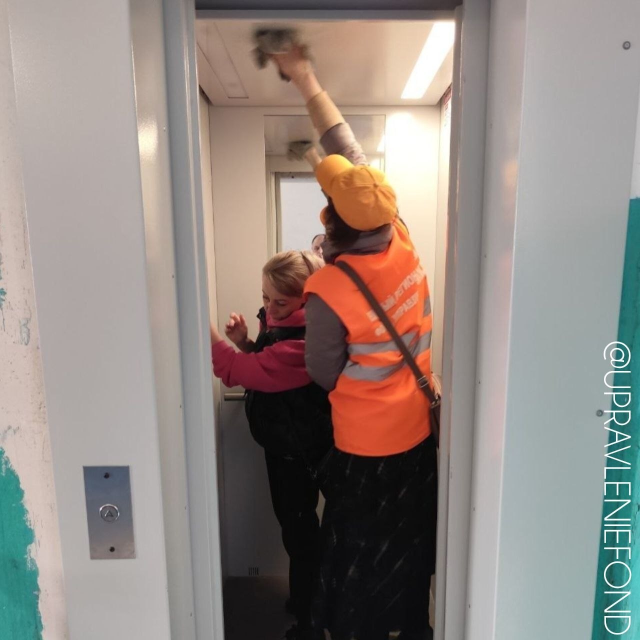 Новая услуга в рамках «старого» тарифа: влажная уборка в лифтах