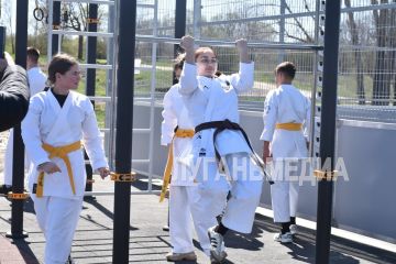 В Лутугино дан старт спортивному марафону «Сила России», который в этом году ознаменовался особым событием – открытой тренировкой на новом физкультурно-оздоровительном комплексе открытого типа