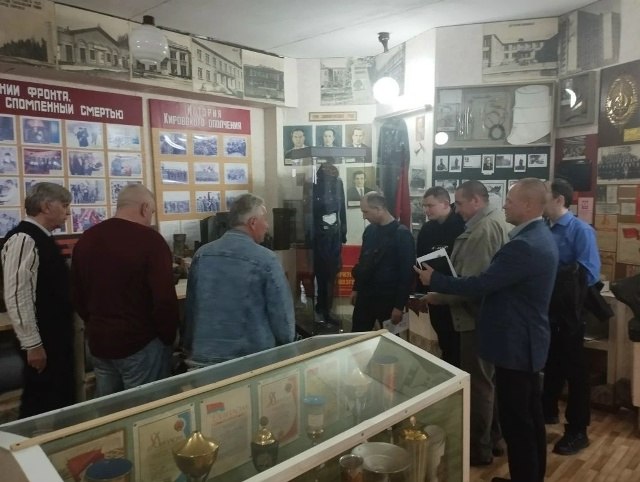 В Кировском историко-художественном музее для жителей городского округа прошла экскурсия по экспозиции «Город на линии фронта», посвященная военным событиям в Донбассе, начиная с 2014 года, а также специальной военной...