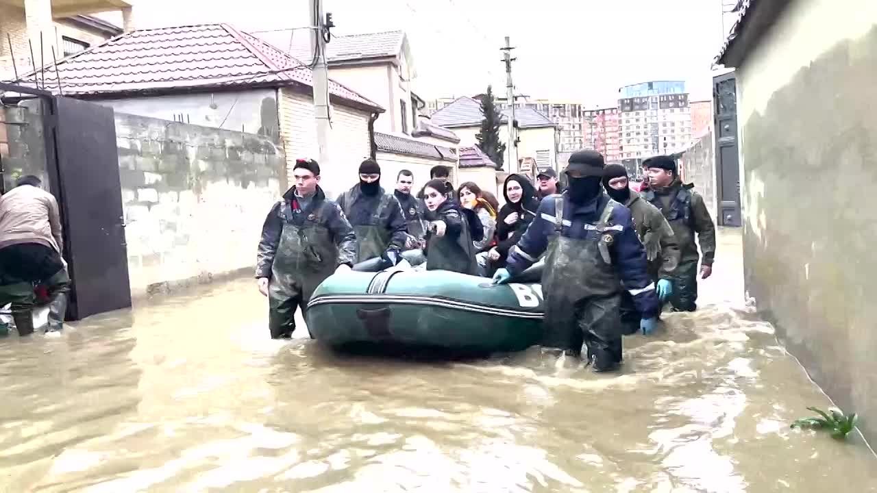 Добровольцы Луганского регионального отделения Всероссийского студенческого корпуса спасателей эвакуировали 30 жителей Дагестана, пострадавших в результате наводнения