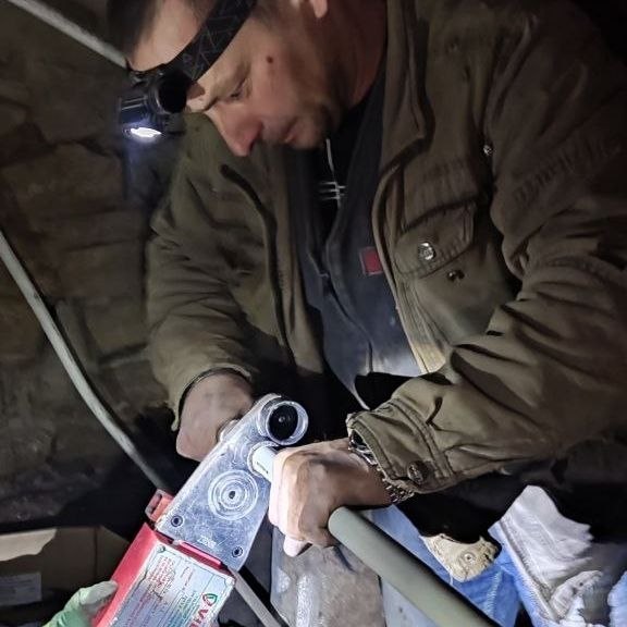 Сотрудники Краснодонского филиала Единой управляющей компании (ЕУК) продолжают работу по улучшению состояния жилого фонда на территории своего обслуживания