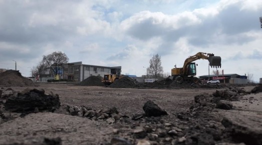 Строительная компания «Артстрой» продолжает демонтажные работы на территории у здания автовокзала