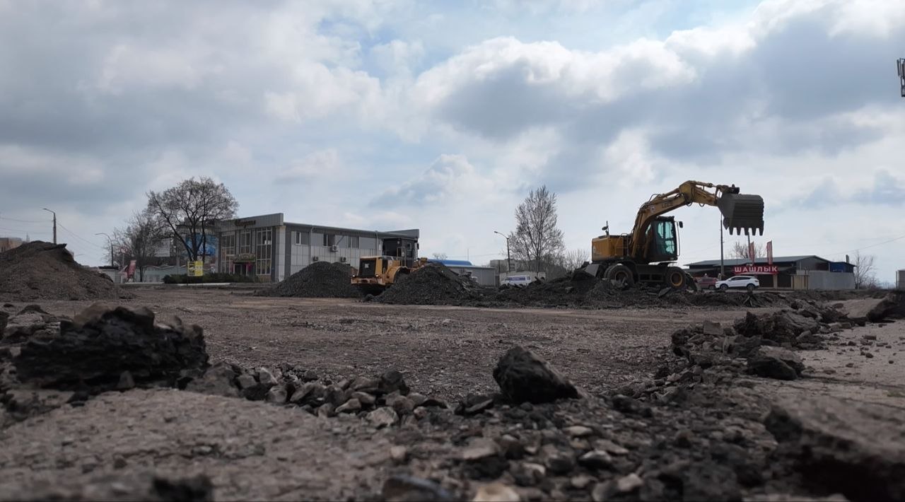 Строительная компания «Артстрой» продолжает демонтажные работы на территории у здания автовокзала