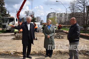 Партийный десант проверил ход ремонтных работ в Краснодоне