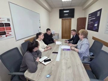 Ольга Бас: Совместно с депутатом Народного Совета ЛНР и региональным координатором проекта «Предпринимательство Единой России» Алексеем Белецким посетила Центр инноваций социальной сферы «Мой бизнес»