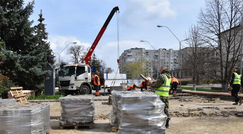 Демонтаж старого покрытия и бордюров начался на Аллее Героев в Краснодоне