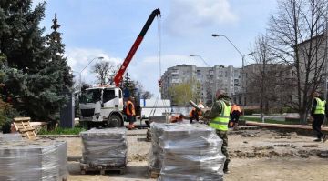 Демонтаж старого покрытия и бордюров начался на Аллее Героев «Молодой Гвардии» в Краснодоне в рамках обновления общественного пространства