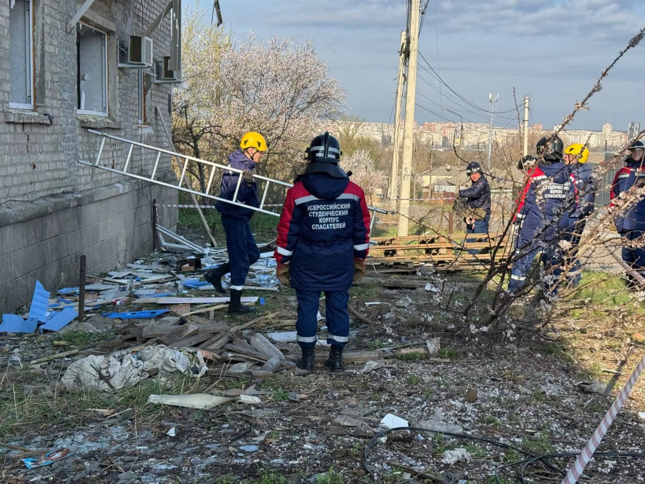 20 добровольцев ВСКС помогают на месте ночного обстрела в Луганске