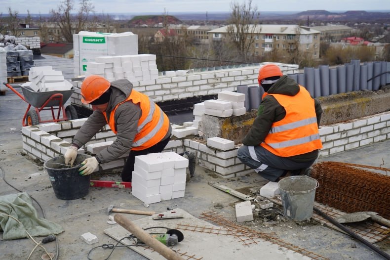 Ещё один МКД в Свердловске обретает новую кровлю благодаря Красноярскому краю