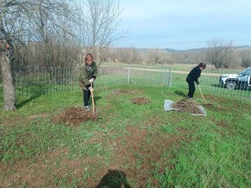 9 апреля сотрудники отдела по жизнеобеспечению пгт Северный, с. Давыдо-Никольское, с. Великий Суходол провели субботник, направленный на благоустройство Братской могилы в селе Водоток
