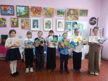При содействии Ровеньковского местного отделения партии «Единая Россия» учащиеся МБУ ДО "Детская художественная школа г. Ровеньки" приняли участие в создании пасхальных открыток для участников специальной военной операции