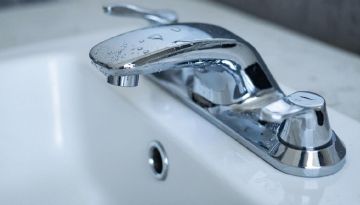 Из-за аварии в Стаханове и Брянке отключили воду до 11 апреля