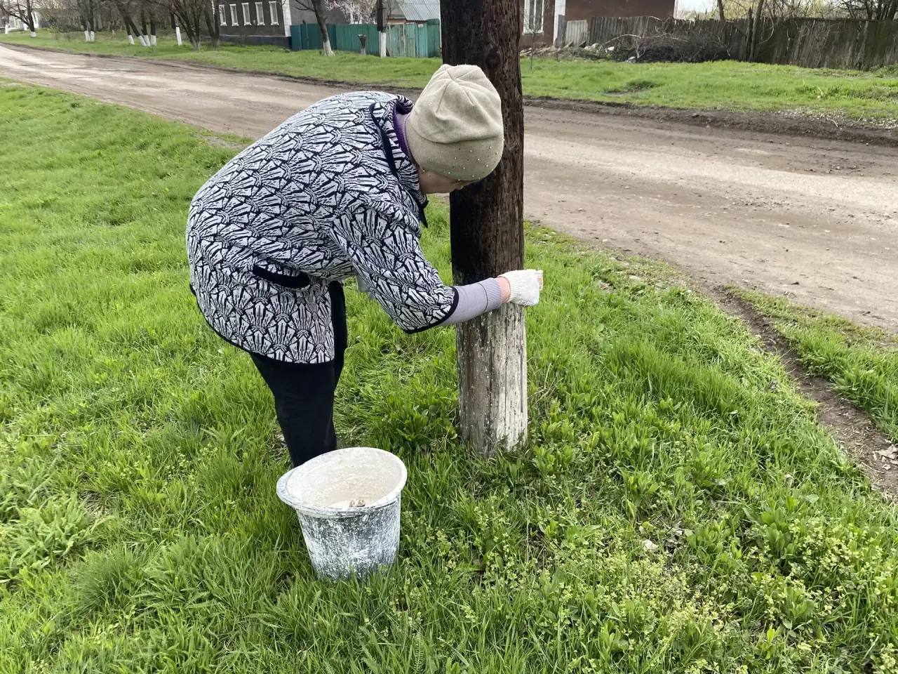 Сотрудники отдела по жизнеобеспечению пгт Калиново завершили рабочую неделю добрым делом – уборочным мероприятием