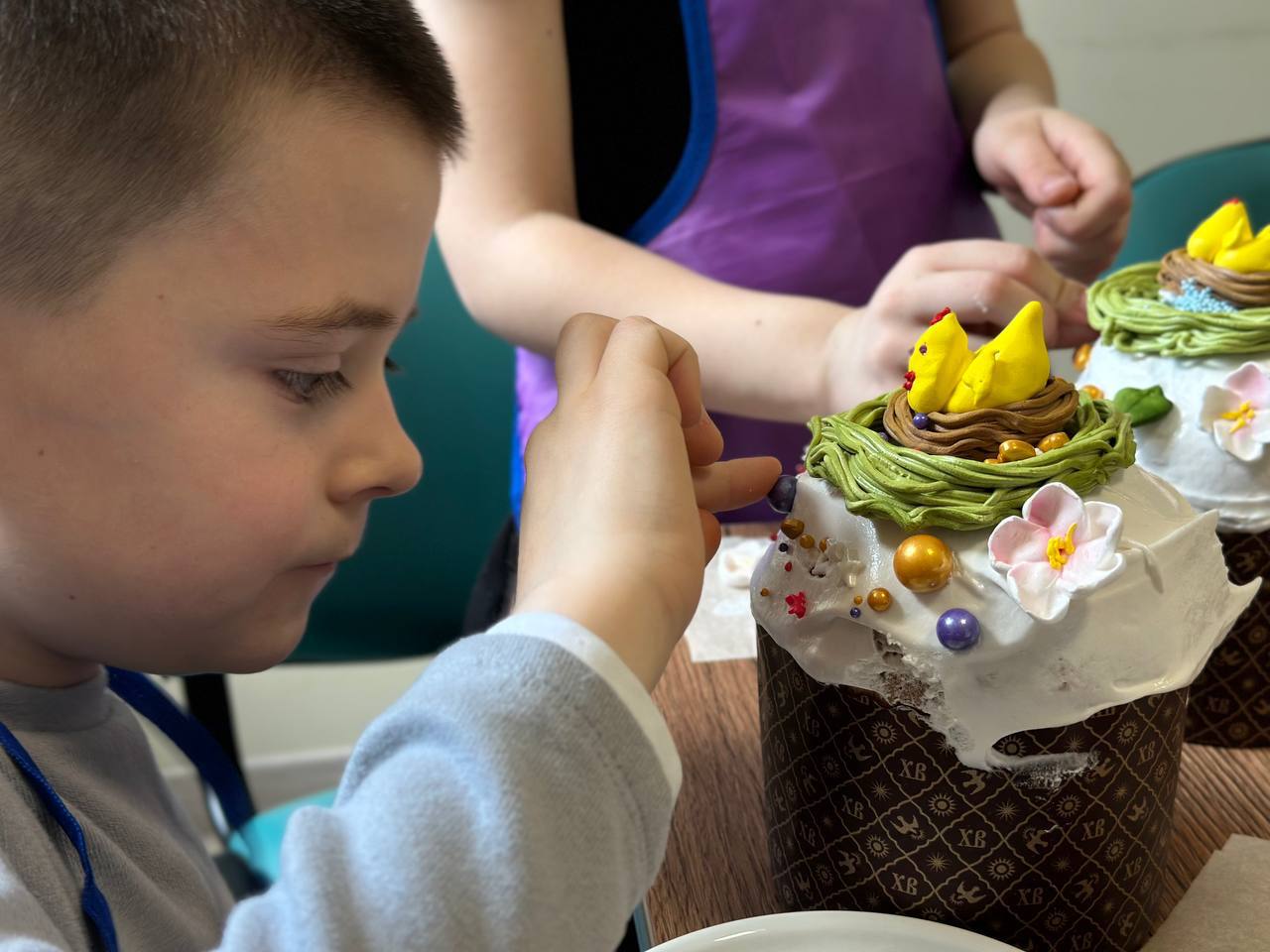 Куличи, цыплята, цветочки: штаб общественной поддержки «Единой России» организовал пасхальный мастеркласс