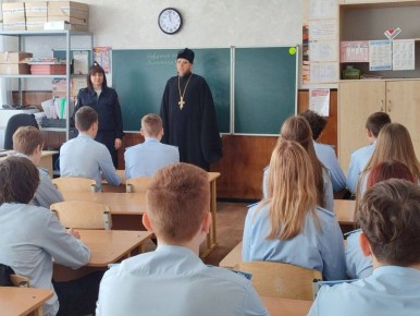 В Брянке с полицейским классом побеседовали о традициях Пасхи и роли правоохранителей в мероприятиях по случаю празднования