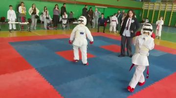 В Краснодоне юные каратисты сошлись на татами