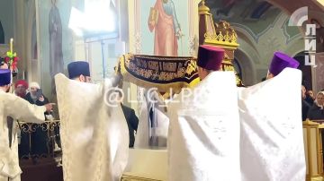 Кадры с пасхального всеночного богослужения в Свято-Петропавловском кафедральном соборе столицы ЛНР