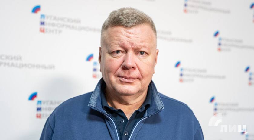 Защищать Родину можно по-разному: кто-то пером, кто-то автоматом О том, что такое мужество, почему на войне нельзя поддаваться ненависти и почему важно научить детей человечности, в интервью ЛуганскИнформЦентру рассказывает...