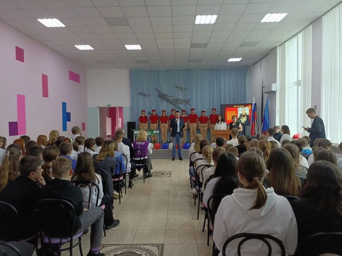 Олег Коваль: 14 апреля принял участие в торжественном открытии "Парты Героя" в ГБОУ ЛНР "Половинкинская средняя школа"