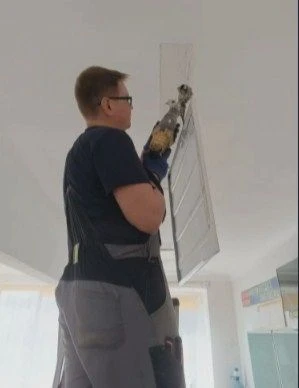 Электрики из Удмуртии установили новые светильники в Лутугинской средней школе №2