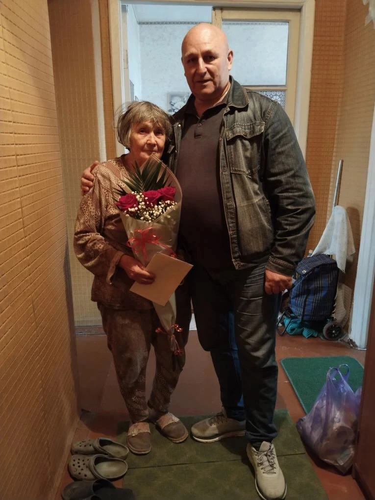 Советник главы администрации города Рубежное Геннадий Царьков от лица администрации поздравил Веру Павловну Бубнову, ветерана и инвалида Великой Отечественной войны, с её 81-летием и передал поздравительное письмо от...