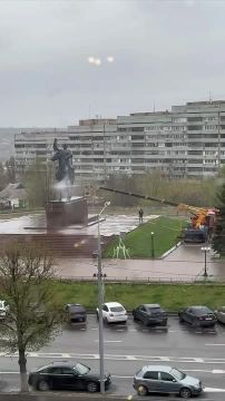 Коммунальщики Луганска заботятся не только о газонах, скверах и дорогах - сегодня намыли и то самое место памятник Ворошилову