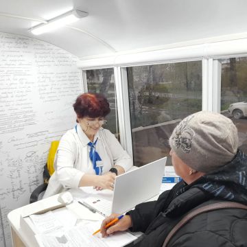 Сегодня 14.04.2026 г. в с. Красная Таловка работал мобильный центр обслуживания клиентов (ЦОК) "Энергосбыт Луганск" по сверке данных по потребленной электроэнергии и получении необходимой консультации