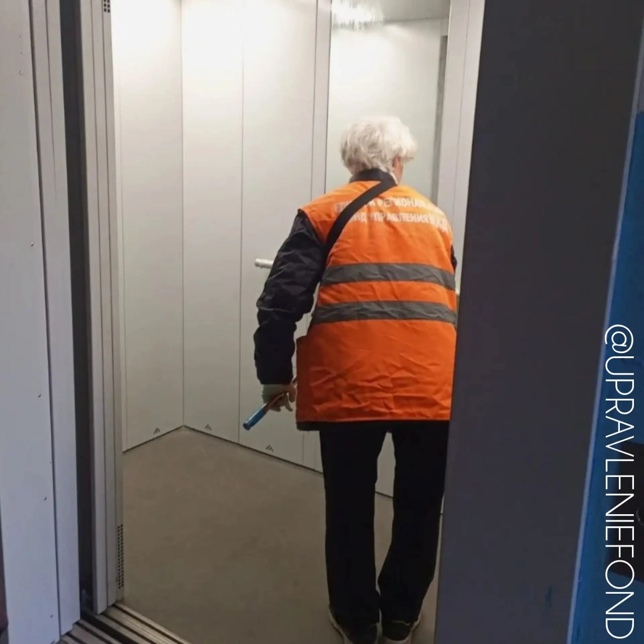 Работники Луганского филиала навели порядок в лифтах МКД на улице Фрунзе и улице Советской