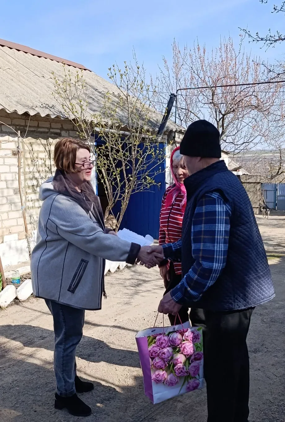 Глава Троицкого муниципального округа поздравила участника Великой Отечественной войны с 82-летием