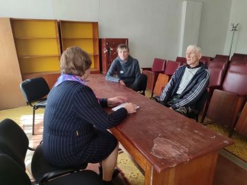 Сегодня заместитель председателя Совета Антрацитовского муниципального округа Елена Рахмукова посетила поселок Щетово, где встретилась с жителями и сотрудниками отдела по делам территории