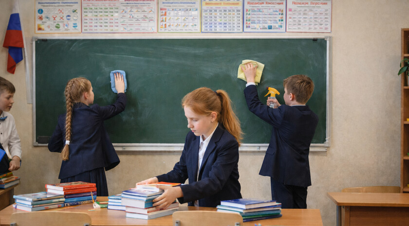 Минпросвещения РФ поддерживает обязательные дежурства и уборку в школах