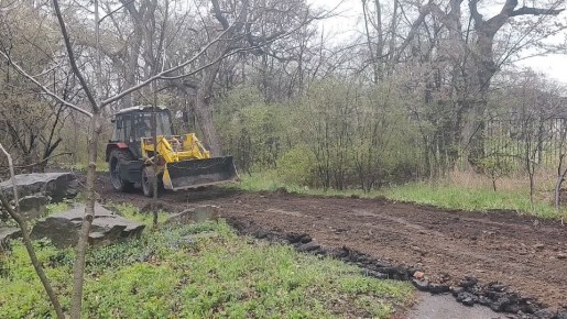 В поселке Краснодон по Народной программе «Единой России» обновляют парк культуры и отдыха