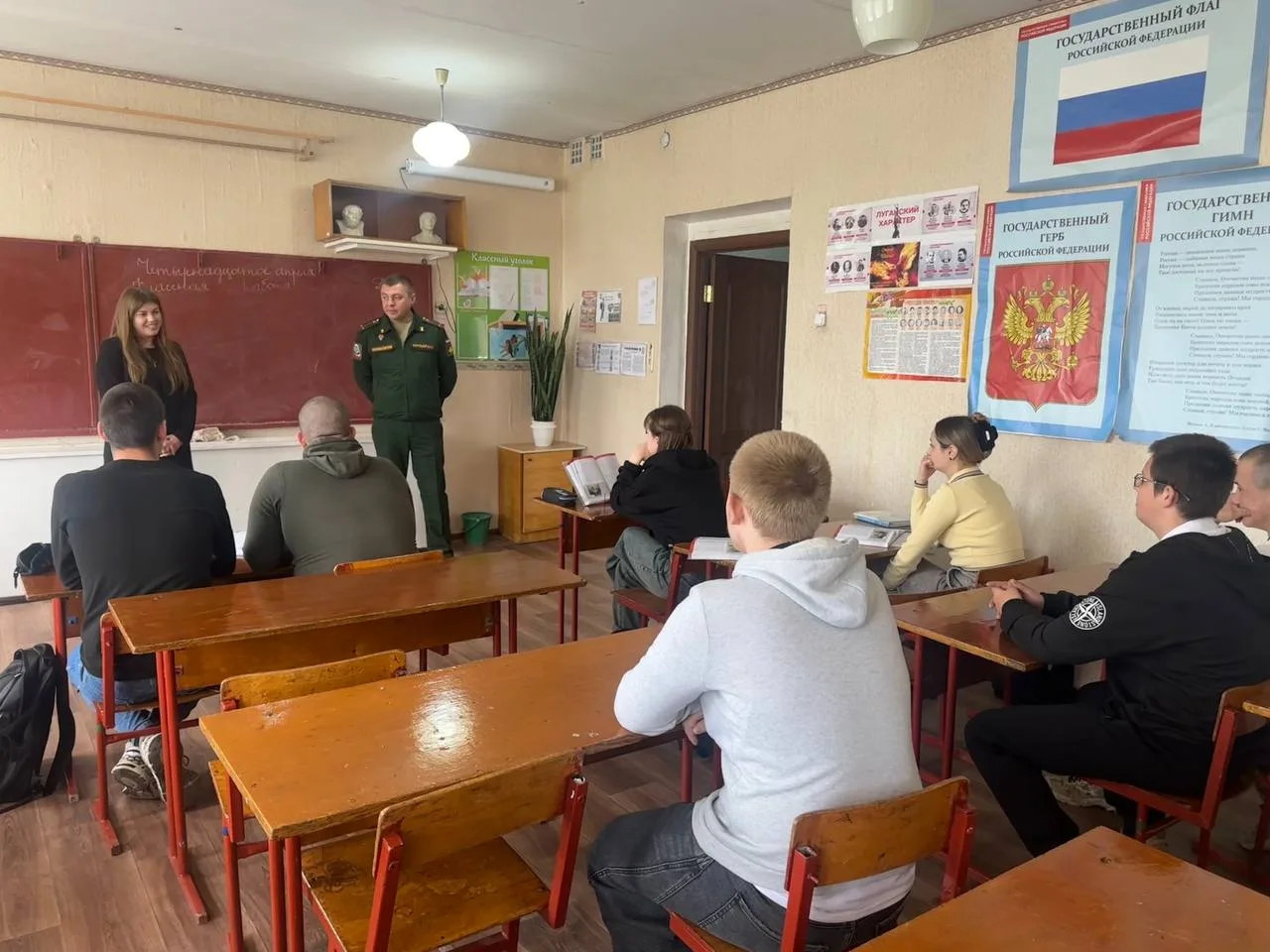 Виолетта Сычёва, главный специалист отдела спорта и молодежи Администрации Краснодонского муниципального округа, совместно с Военным комиссариатом, начальником отделения ППГ ВС лейтенантом Вороным Евгением провели выездные...