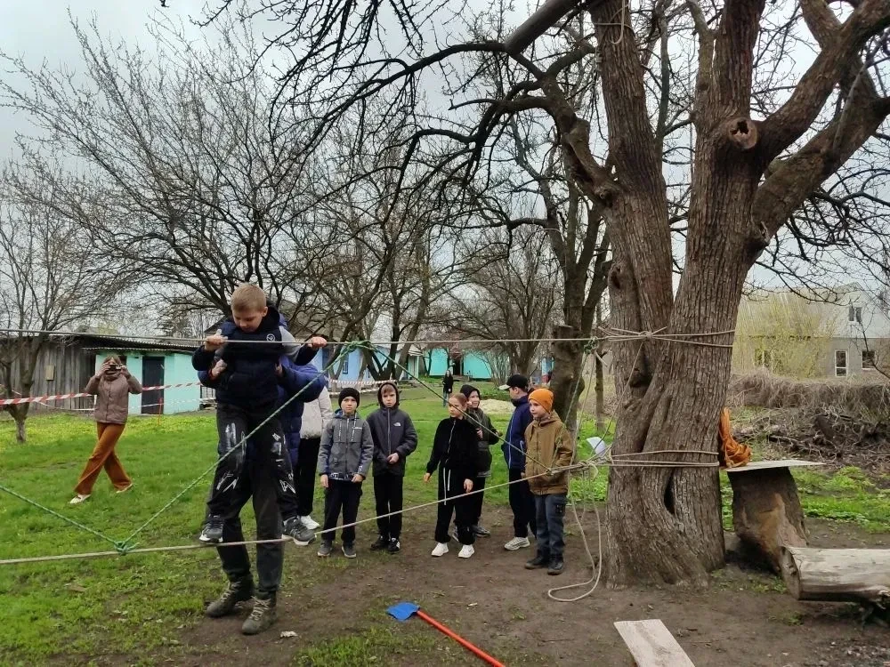 В "Ровеньковском центре детского, юношеского туризма и краеведения" стартовало открытие муниципального этапа военно-патриотической игры "Зарница 2.0", которая собрала на своей площадке самых маленьких участников
