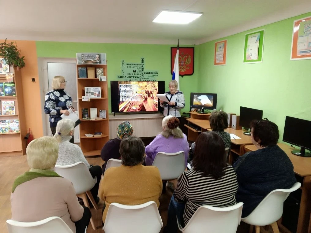 Встреча участников центра общения старшего поколения в литературной гостиной