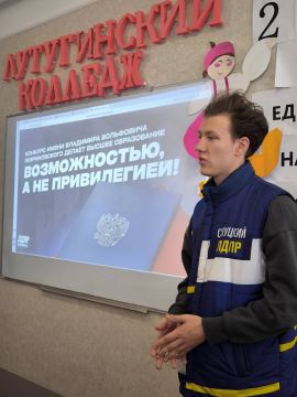 Сегодня Николай Безгинский, руководитель Лутугинской Молодёжной организации ЛДПР, посетил Лутугинский колледж