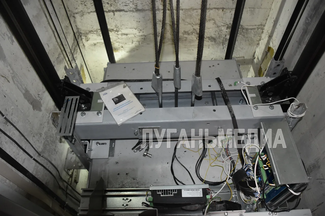 В Свердловске продолжаются работы по замене лифтового оборудования