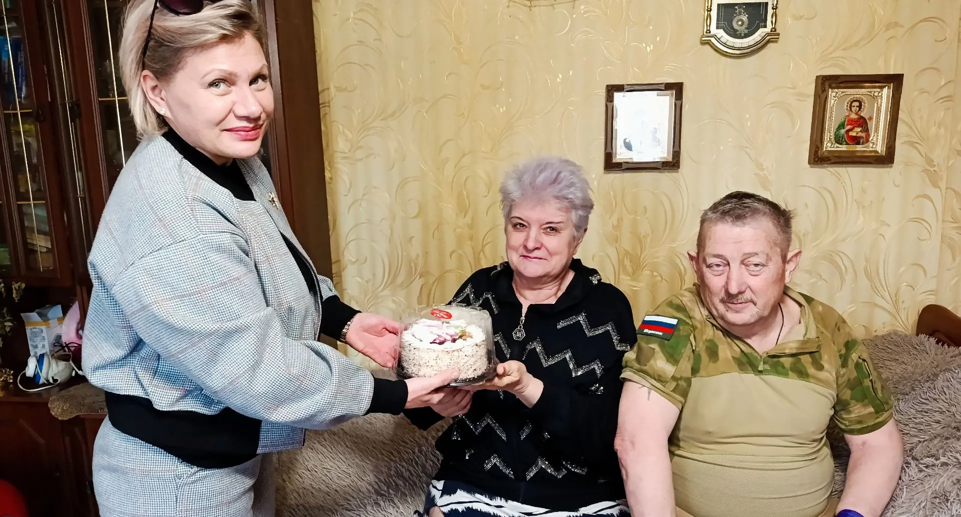 Культработники Центра досуга «Дзержинец» посетили на дому свою коллегу, участницу художественной самодеятельности ДК Ленина, Напрасникову Нелю Викторовну, находящуюся на реабилитации по состоянию здоровья