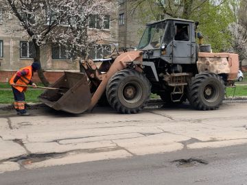 В Молодогвардейске продолжаются работы по очистке бордюр