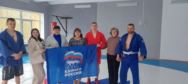 На базе ГБОУ ЛНР «Рубежанская СШ №2» депутат городского совета от партии «Единая Россия», координатор проектов «Выбор сильных» и «Детский спорт» Андрей Кузнецов провел встречу с учителями физической культуры г. Рубежное в...